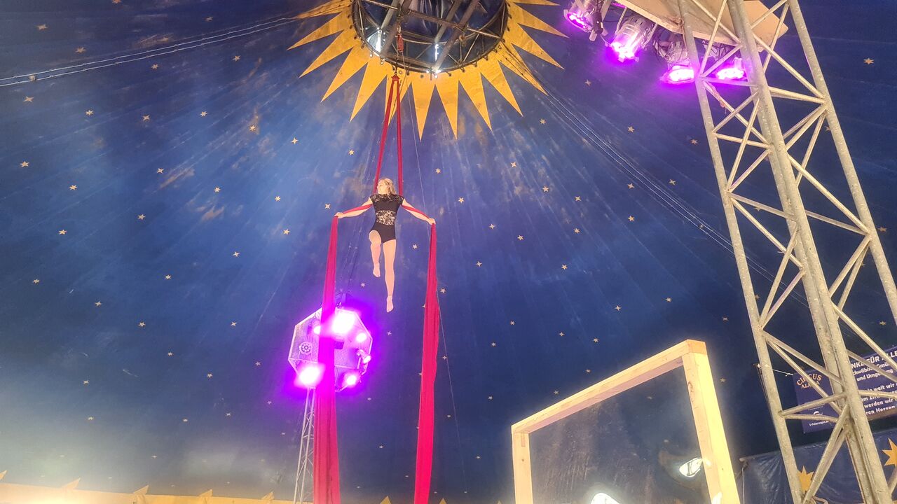 Luftakrobatik Vertikaltuch Zirkus Alaska