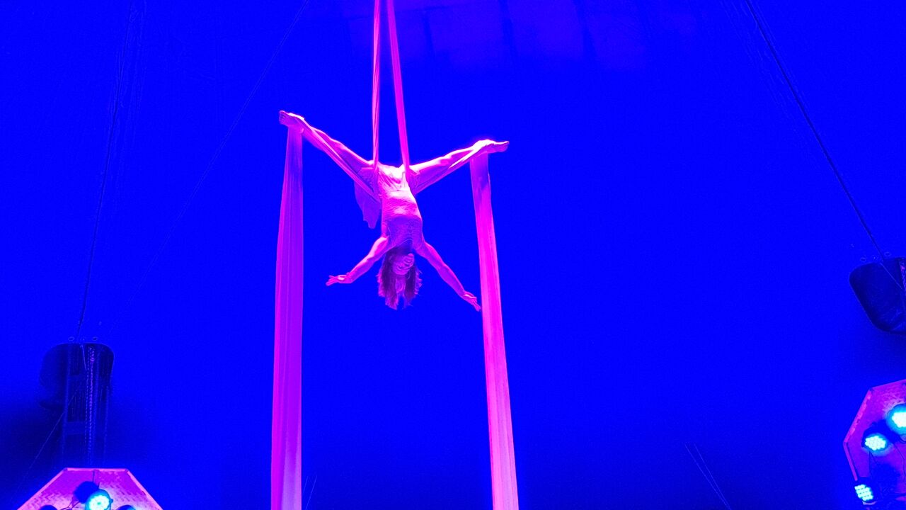 Vertikaltuch Artistik Zirkus Alaska